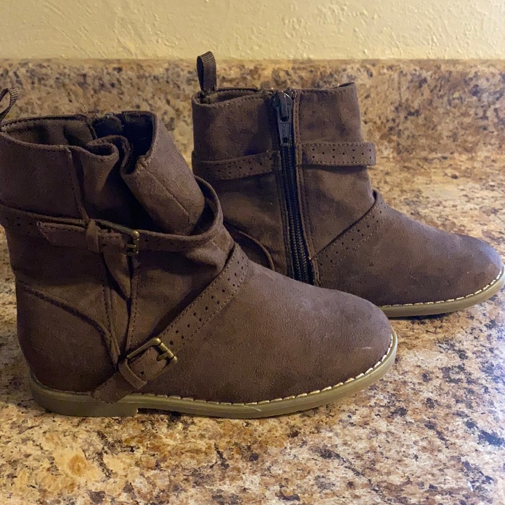 Brown kids boots with zipper.